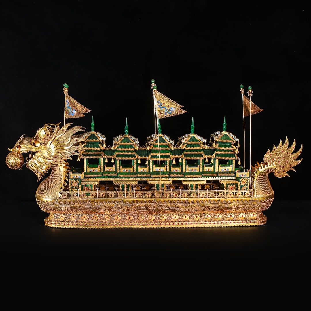 A finely crafted filigree inlaid with a massive Bashan Cui dragon boat ornament: Exquisite filigree inlays with Bashan Cui super-large dragon boat ornaments Size: H:53cm W:105cm W: 12.66 kg (The Dimensions Of All Batches Are Manually Measured.If You Need More Detailed Information,