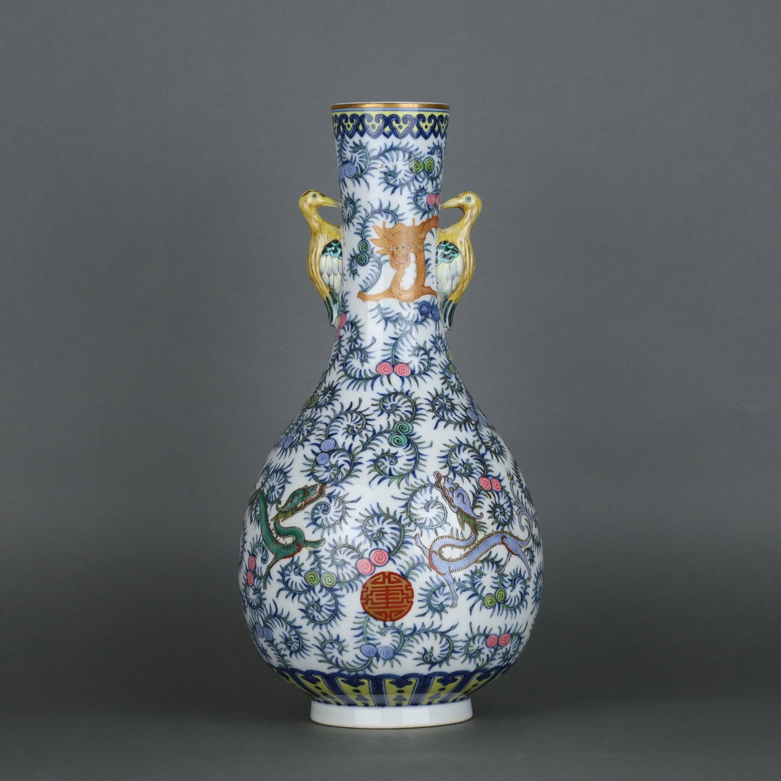 A Qing Dynasty blue-and-white parrot ear vase with colorful phoenix tail grass longevity character: Qing Dynasty blue-and-white parrot ear vase with added color and painted phoenix tail grass longevity character chi dragon motif Size: H: 33cmBelly diameter: 16.5cm (The Dimensions Of All Batches Are 