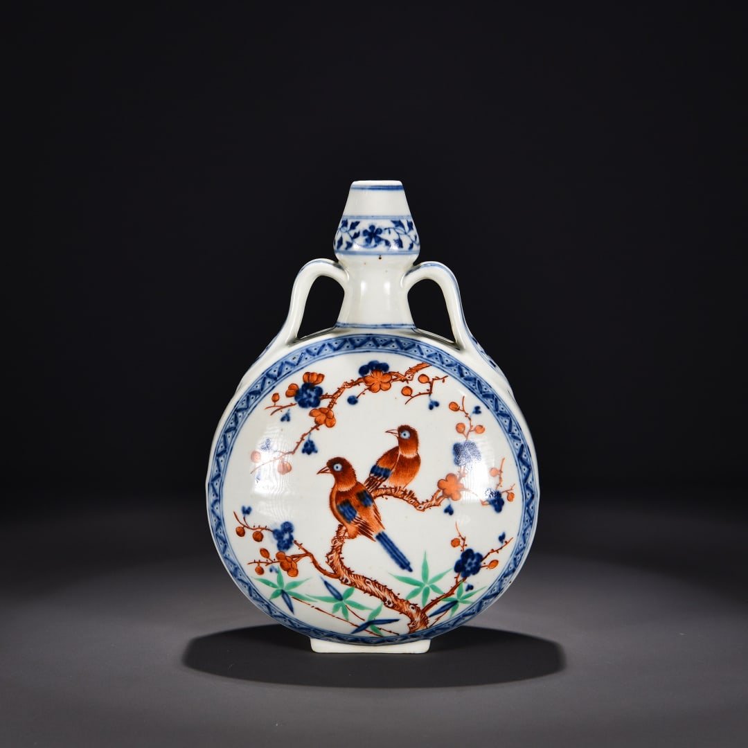 A flat vase made in the Xuande period of the Ming Dynasty, featuring blue-and-white with added: A flat vase made during the Xuande period of the Ming Dynasty, featuring blue-and-white decorated floral, fruit, and bird patterns Size: H: 29cmD:21cm (The Dimensions Of All Batches Are Manually Measu
