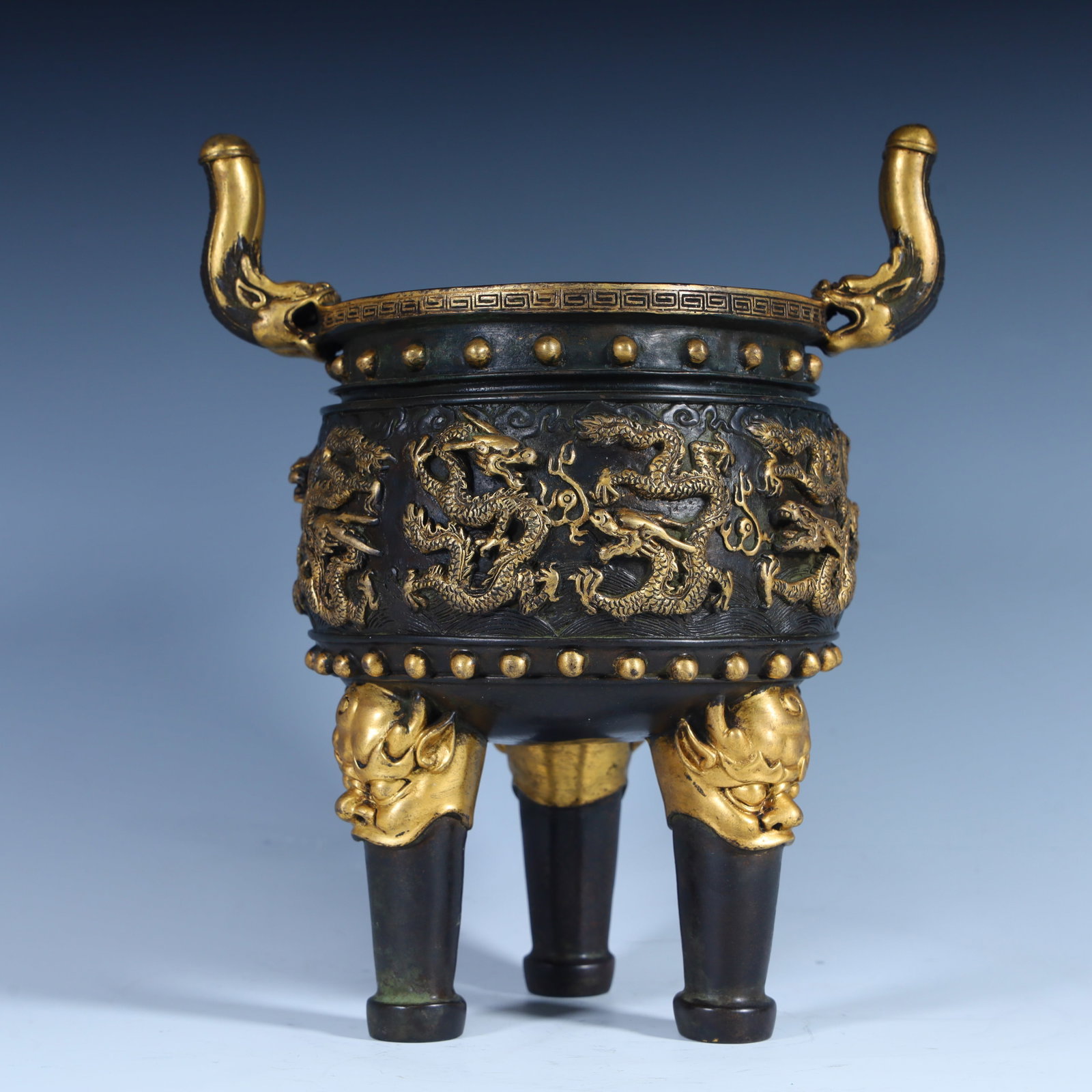 A Ming Dynasty Yongle period incense burner with dragon patterns facing the sky: A dragon-patterned ear-patterned incense burner made during the Yongle period of the Ming Dynasty Size:H:21cm L: 15cm W:14cm W:2.1kg (The Dimensions Of All Batches Are Manually Measured.If You Need Mo