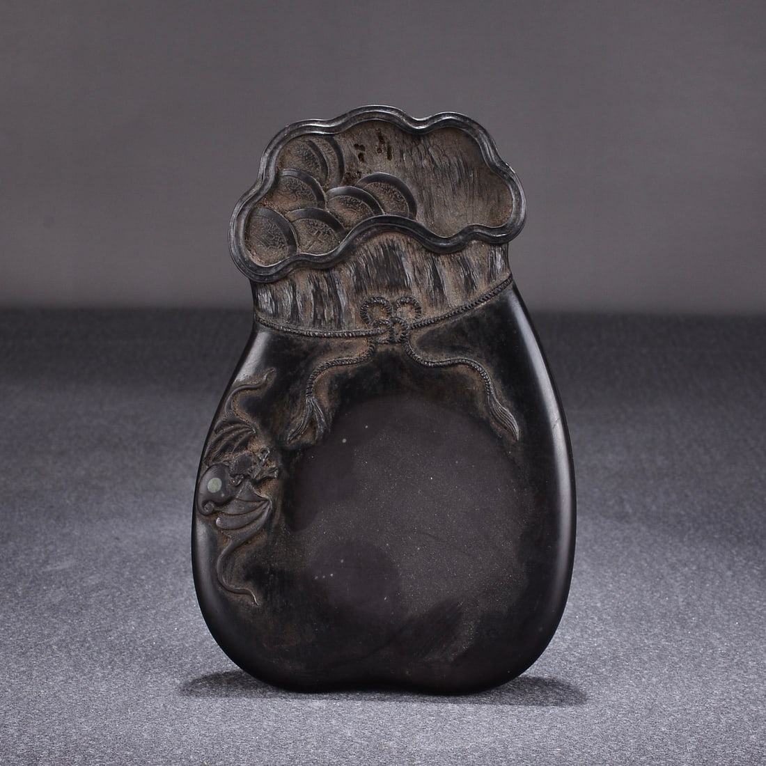 A beautiful lucky bag with money and a silver inkstone: A beautiful lucky bag with money and a silver inkstone Size:16.3x10.5x2.4cm W: 0.746 kg (The Dimensions Of All Batches Are Manually Measured.If You Need More Detailed Information, Please Contact Our C