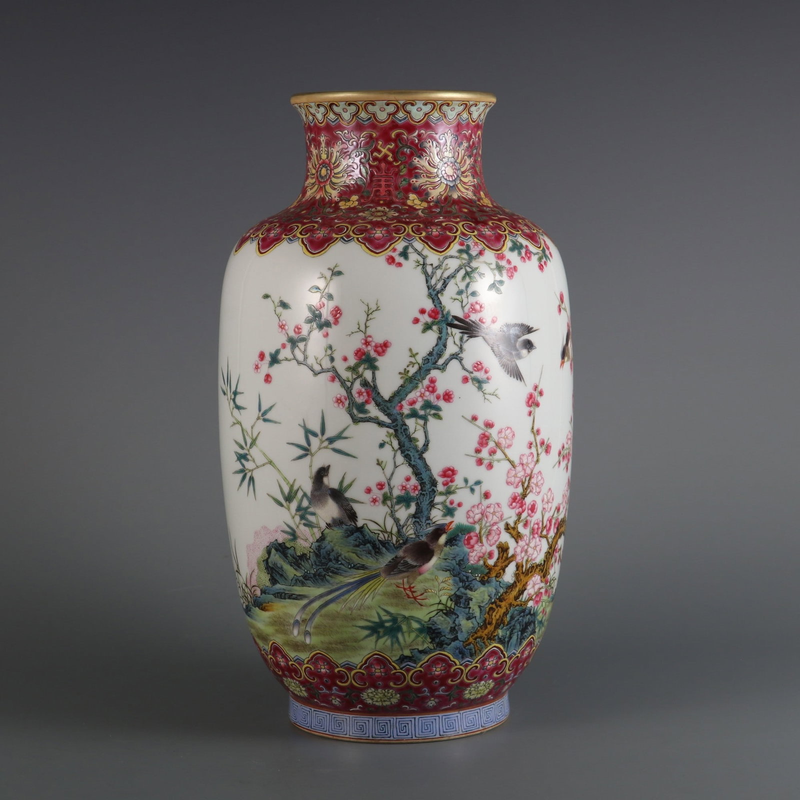 A famille rose tube vase with floral and bird patterns made during the Qianlong period of the Qing: A famille rose tube vase with floral and bird patterns made during the Qianlong period of the Qing Dynasty Size: H: 31cmBelly diameter: 16.5cmCalibre: 9.8cm (The Dimensions Of All Batches Are Manually