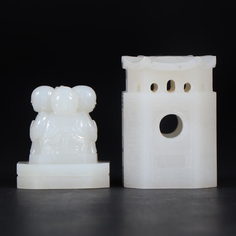 A beautiful Hetian jade Buddha niche with Buddha in the heart: Exquisite Hetian jade Buddha niche with Buddha in the heart Size: L: 3.9cm W: 3cm H: 6.6cm W: 0.162 kg (The Dimensions Of All Batches Are Manually Measured.If You Need More Detailed Information, Pleas