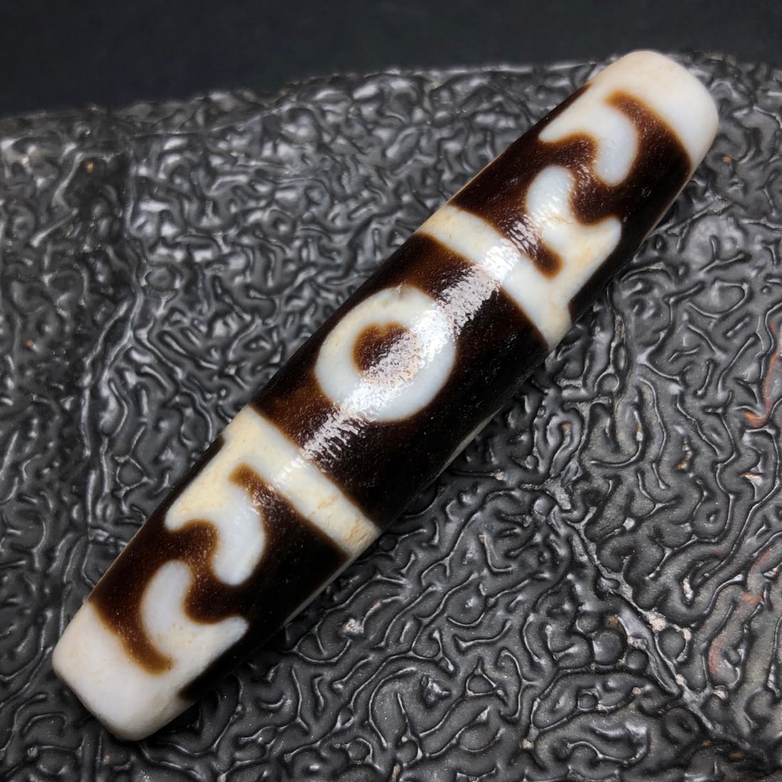 A beautiful Guru Rinpoche three-eyed Dzi bead (1 of 9)