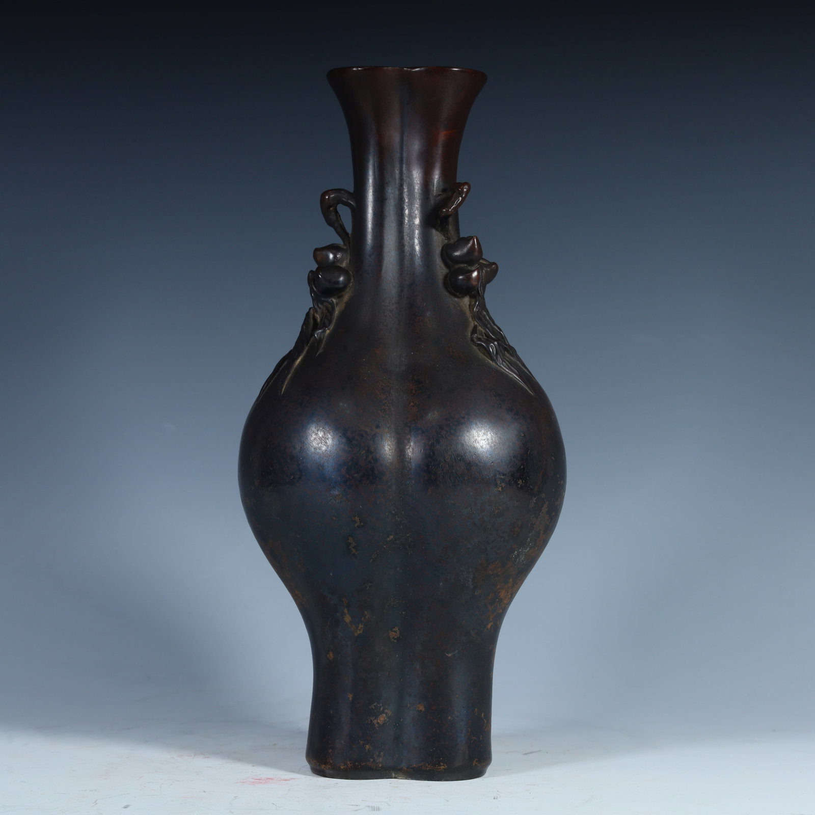 A copper spring water bottle from the Qing Dynasty: A copper spring water vase from the Qing Dynasty Size:H:25cm W:11.5cm W:1783.6g (The Dimensions Of All Batches Are Manually Measured.If You Need More Detailed Information, Please Contact Our Customer 