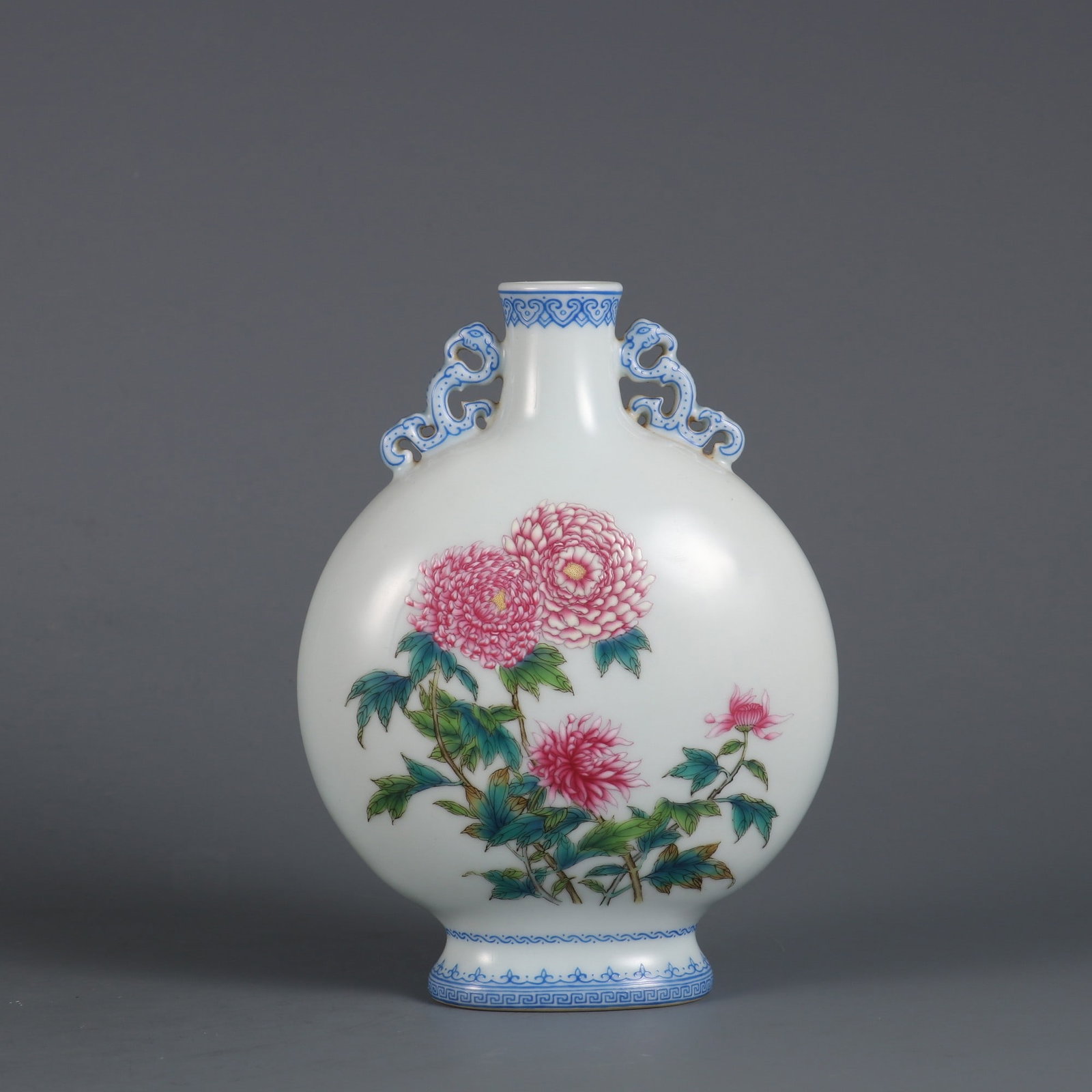 A small enamel bottle with chrysanthemum patterns made during the Yongzheng period of the Qing: A small enamel flat vase with enamel and chrysanthemum patterns made during the Yongzheng period of the Qing Dynasty Size: H: 16.5cmBelly diameter: 12cm (The Dimensions Of All Batches Are Manually Mea