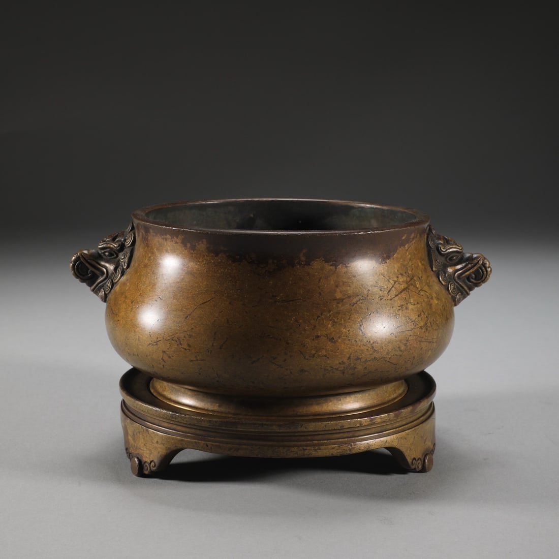 A Ming Dynasty finely cast bronze-bodied animal-eared censer: A finely cast bronze-bodied animal-eared stove from the Ming Dynasty Size: H:10.3cm Calibre: 12.8cm Belly diameter: 15.2cm Ear distance: 18.3cm W: 2.05 kg (The Dimensions Of All Batches Are Manually M