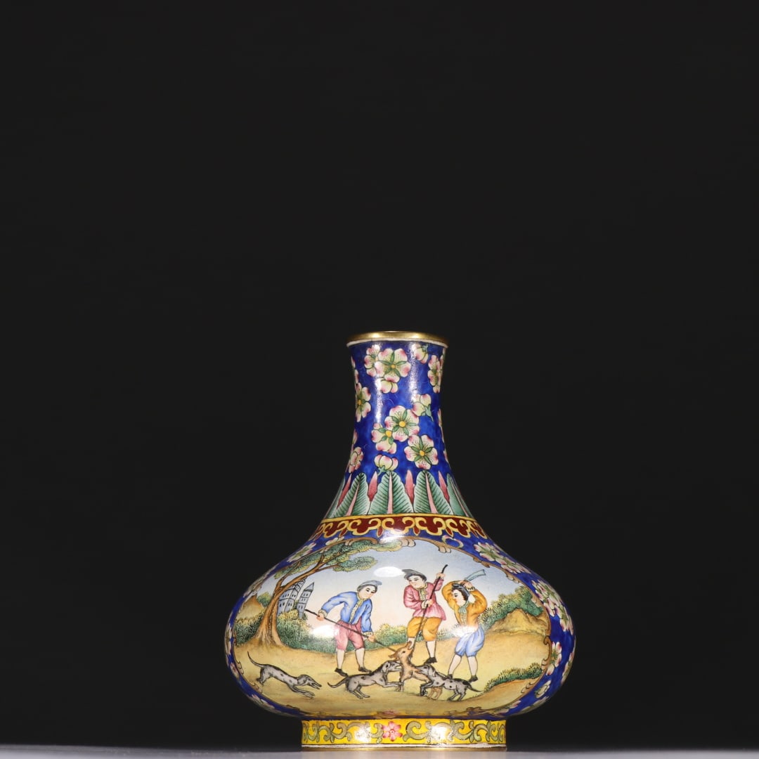 A Qing Dynasty bronze gilt painted enamel window with a figure story vase: Qing Dynasty gilded painted enamel window figure story vase Size: H: 9.5cm W: 8.5cm W: 0.1538 kg (The Dimensions Of All Batches Are Manually Measured.If You Need More Detailed Information, Please Cont