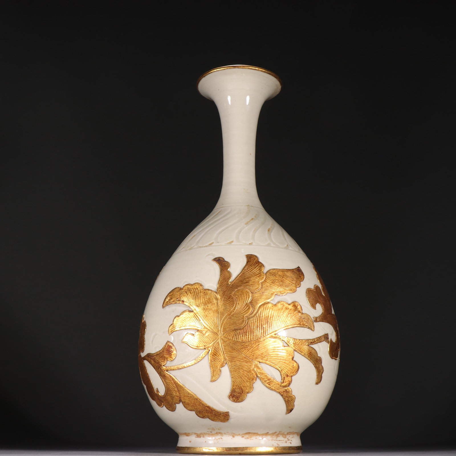A Song Dynasty Ding kiln jade bottle with gold-patterned jade huchun vase: A Song Dynasty Ding kiln jade bottle with gold-patterned jade huchun vessel Size: H: 30.3cm W: 16cm (The Dimensions Of All Batches Are Manually Measured.If You Need More Detailed Information, Please C