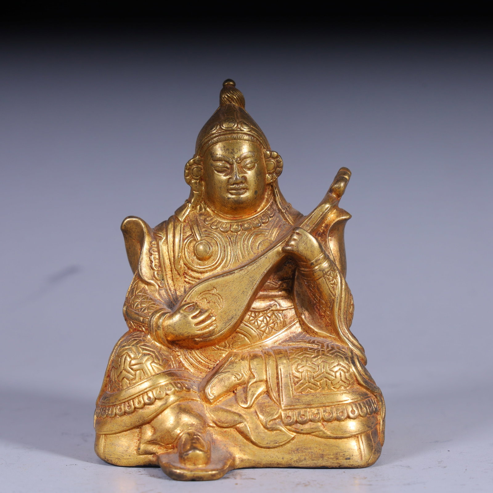 A Qing Dynasty gilt bronze statue of the Eastern Heavenly King holding the nation: A gilt bronze statue of the Eastern Heavenly King holding the nation from the Qing Dynasty Size:H:11cm L: 7.5cm W:6.3cm W:0.3kg (The Dimensions Of All Batches Are Manually Measured.If You Need More De
