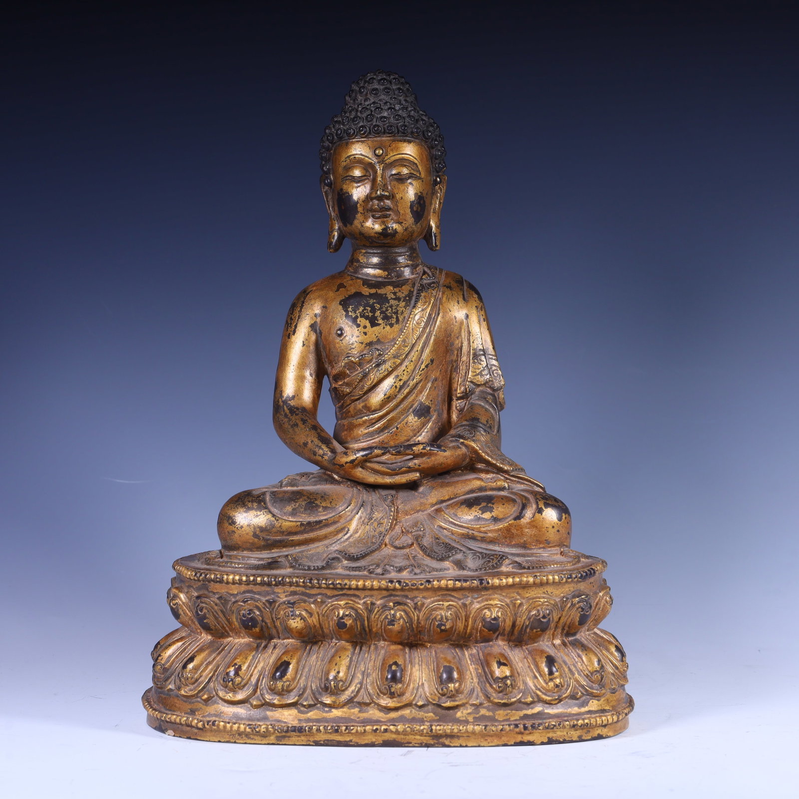 A gilded Shakyamuni Buddha from the Qing Dynasty: The gilded Shakyamuni Buddha from the Qing Dynasty Size:H:31cm L: 22.5cm W:17cm W:6.6kg (The Dimensions Of All Batches Are Manually Measured.If You Need More Detailed Information, Please Contact Our C