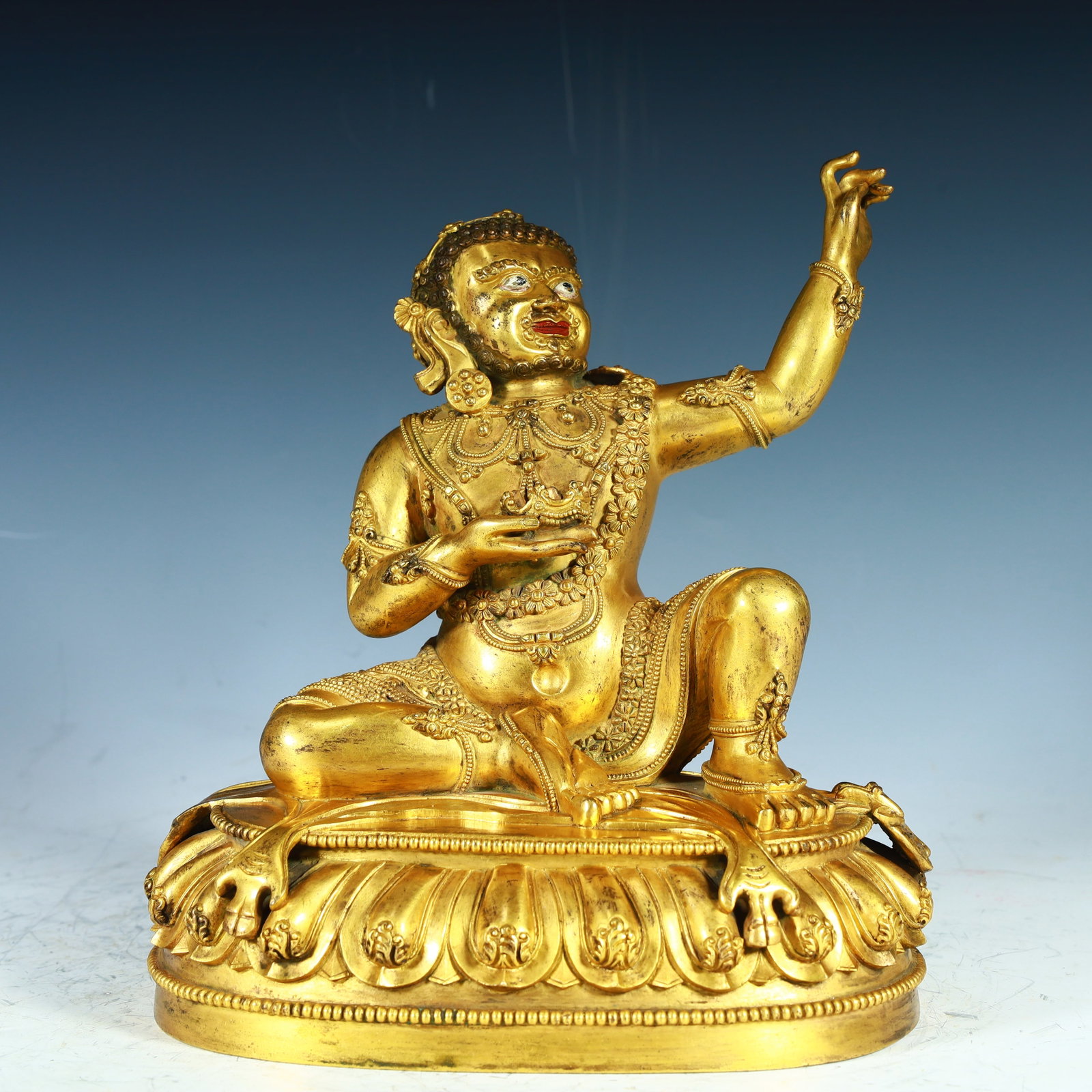 A masterpiece of bronze gilding from the Qing Dynasty: A great accomplishment in copper gilding during the Qing Dynasty Size:H:22cm L: 19cm W:13cm W:4.1kg (The Dimensions Of All Batches Are Manually Measured.If You Need More Detailed Information, Please C