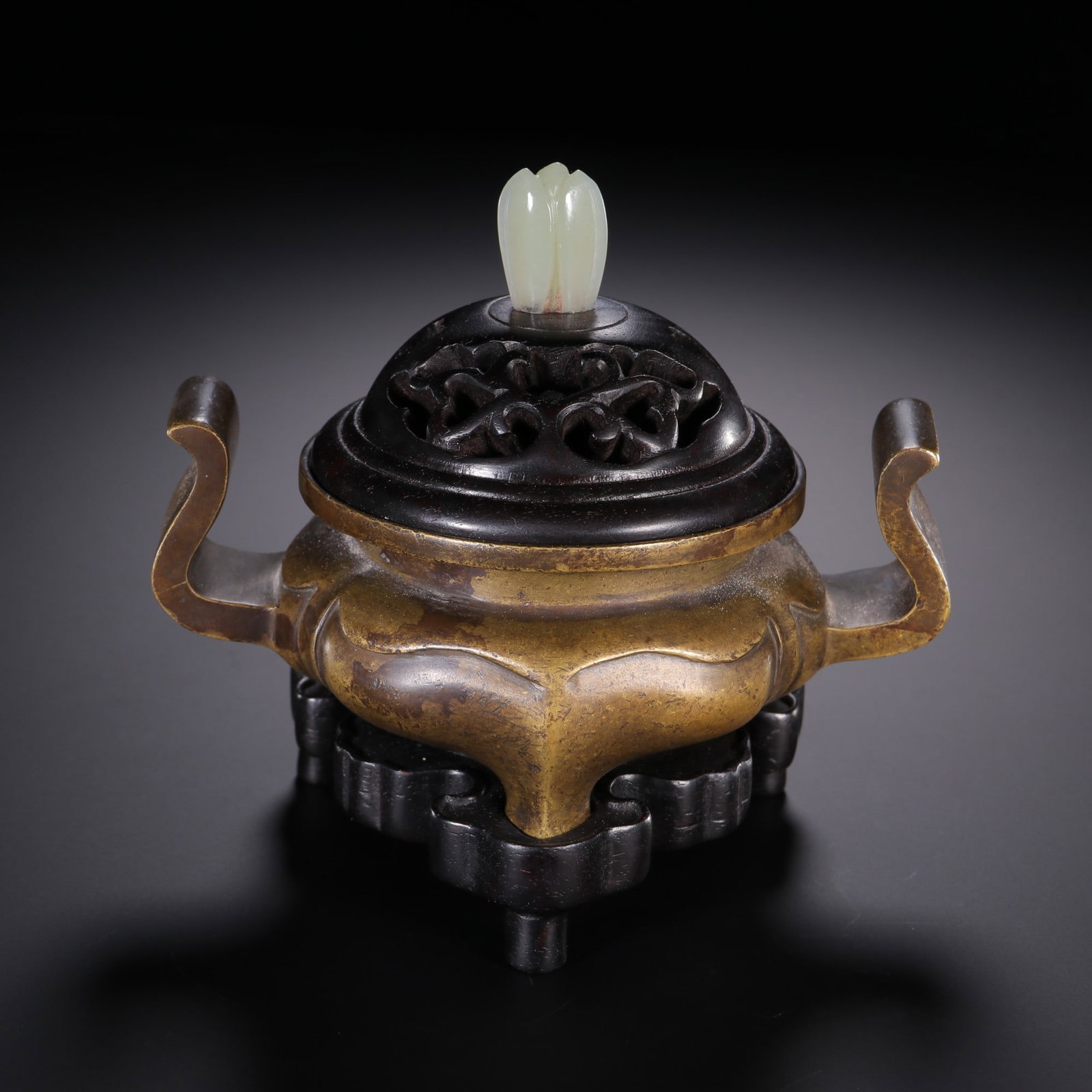 A Ming Dynasty bronze-bodied incense burner with facing crown ears: Ming Dynasty bronze-shaped incense burner with court-crown ears Size: H: 11.2cm W: 11.7cm W: 0.64 kg (The Dimensions Of All Batches Are Manually Measured.If You Need More Detailed Information, Please 