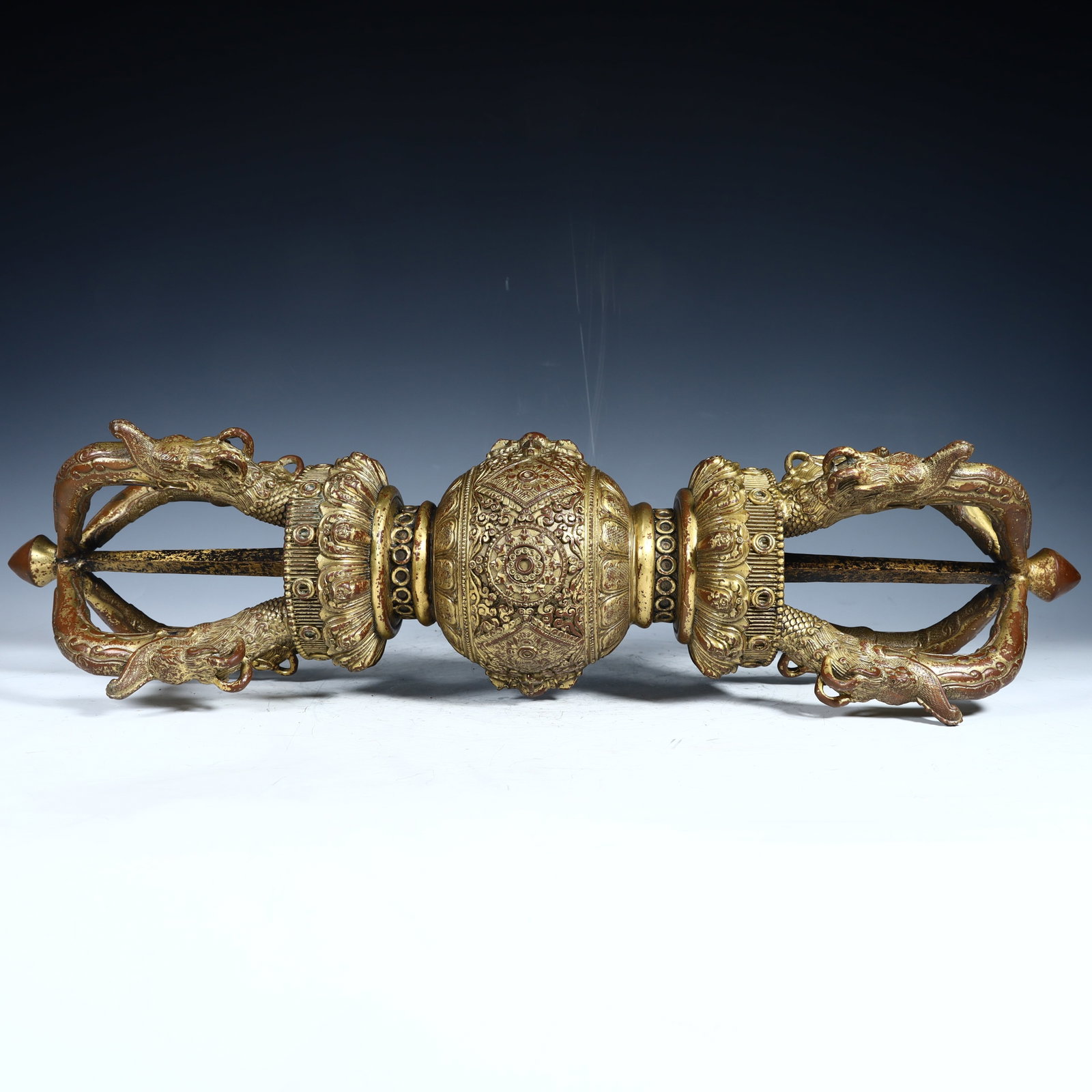 A Qing Dynasty gilded bronze vajra: A bronze gilt vajra from the Qing Dynasty Size:L: 57cm W:13.5cm W:4.5kg (The Dimensions Of All Batches Are Manually Measured.If You Need More Detailed Information, Please Contact Our Customer Service 
