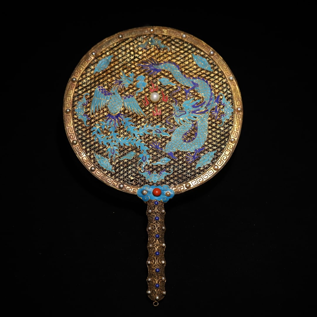 A Qing dynasty palace silver gilt filigree floral fan with emerald dragon and phoenix patterns: Qing dynasty court silver gilt filigree floral round fan with emerald dragon and phoenix patterns Size: L: 34cmW: 21.2 cm W: 0.3214 kg (The Dimensions Of All Batches Are Manually Measured.If You Need 