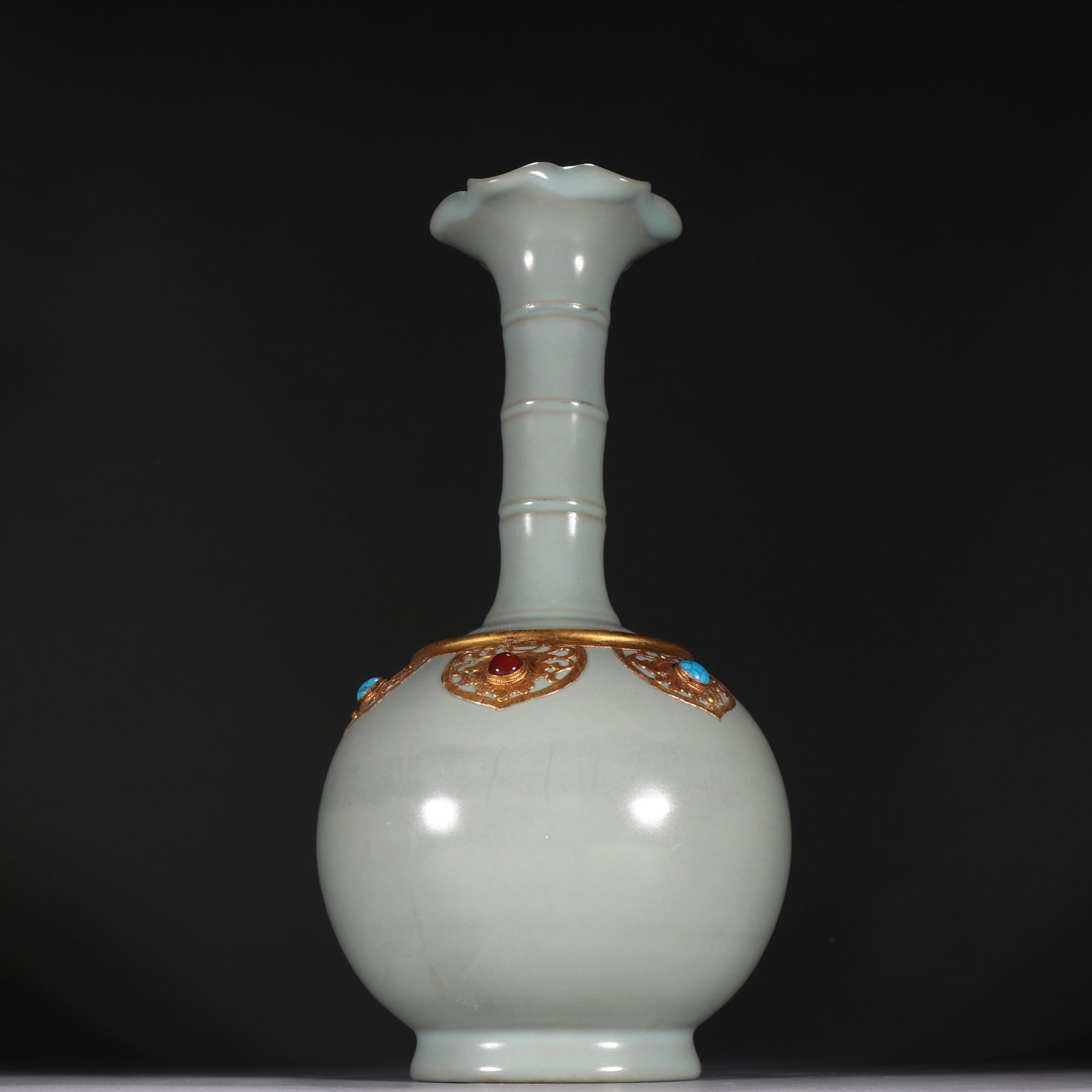 A Song Dynasty Ru kiln vase with a blue sky glaze gold-inlaid inlaid sunflower mouth vase: A qingtian glaze gold-inlaid palm-rimmed bottle from the Song Dynasty Ru kiln Size: H: 30cm W: 15.3cm (The Dimensions Of All Batches Are Manually Measured.If You Need More Detailed Information, Please