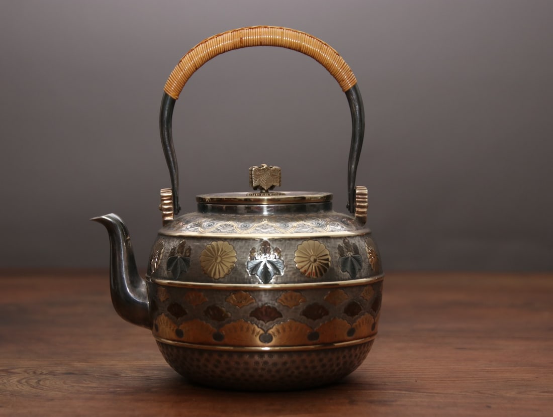 A beautiful Japanese silver kettle (1 of 8)