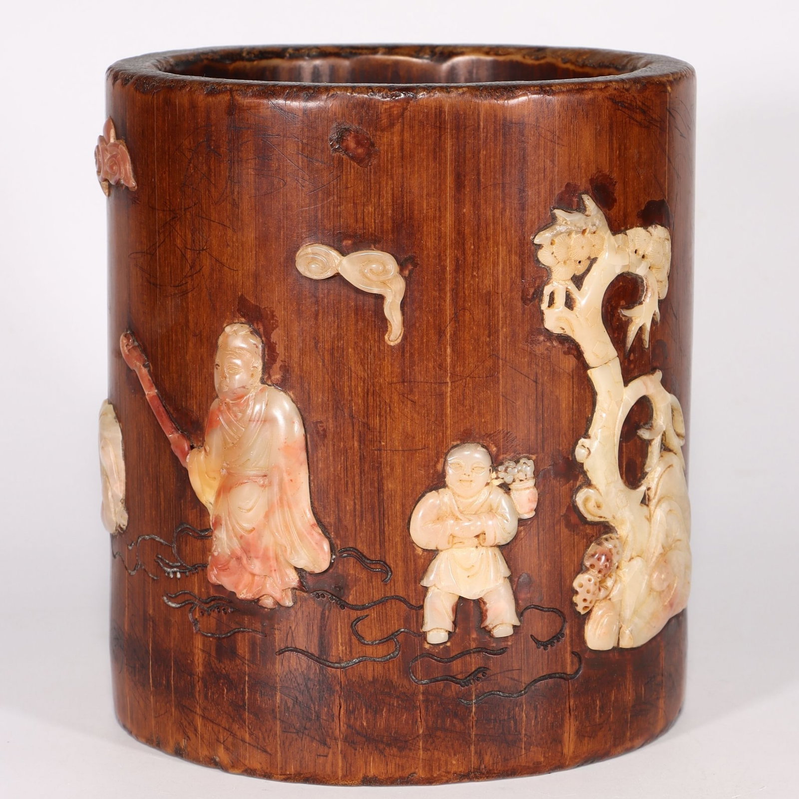 A Qing Dynasty brush holder with bamboo inlaid with Shoushan stone character stories: A Qing Dynasty brush pot with bamboo inlaid with Shoushan stone figures and stories Size: H: 17.5 cm D: 15 cm W: 0.845 kg (The Dimensions Of All Batches Are Manually Measured.If You Need More Detailed