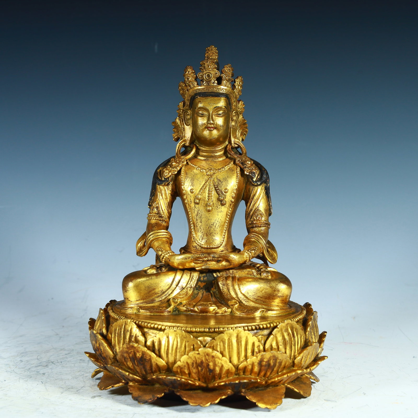 A Qing Dynasty gilt bronze Amitayus Buddha: A gilt bronze Amitayus Buddha from the Qing Dynasty Size:H:23.5cm W:16cm W:3.6kg (The Dimensions Of All Batches Are Manually Measured.If You Need More Detailed Information, Please Contact Our Customer