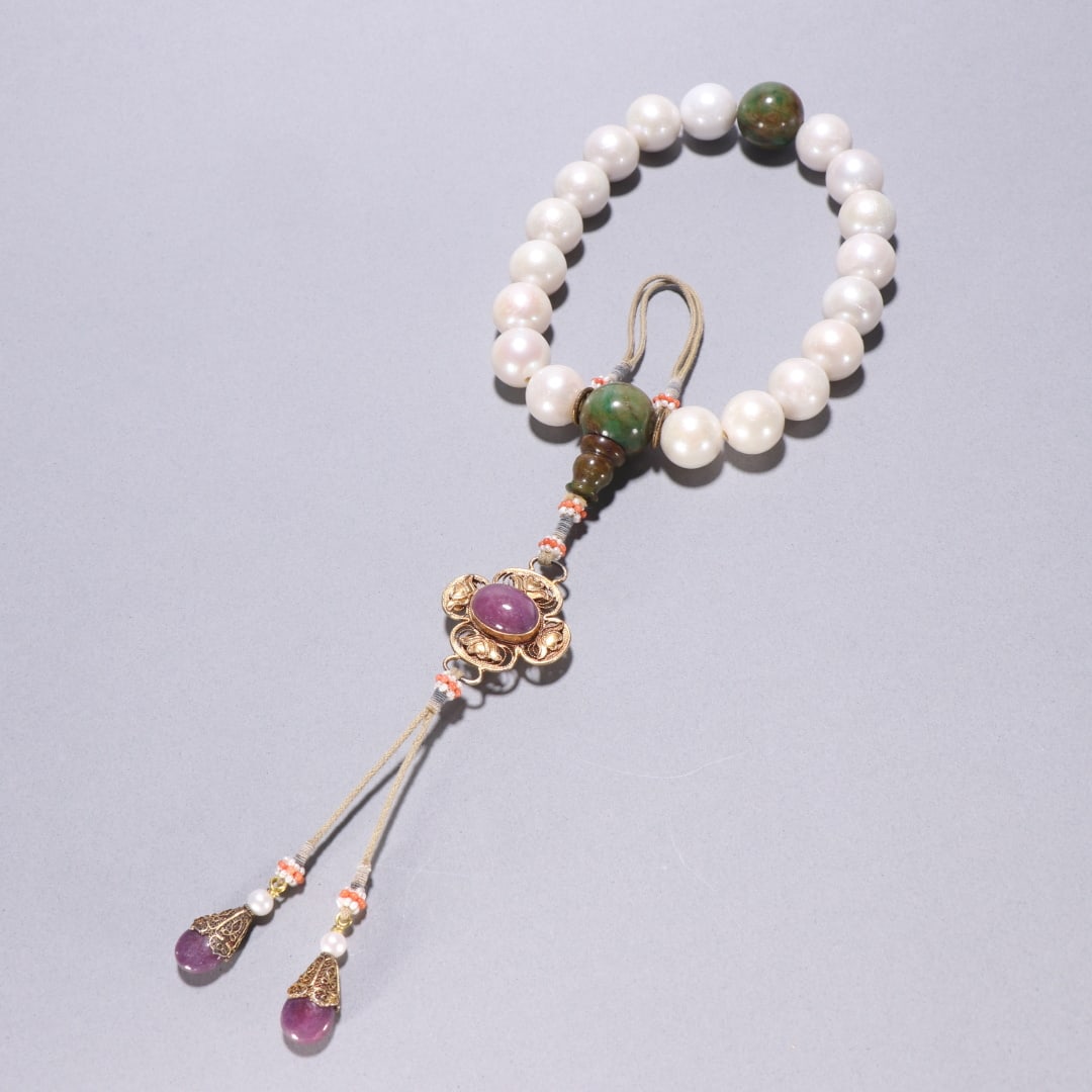 A Qing Dynasty Eastern Pearl Eighteen Sons held: The Qing Dynasty's Dongzhu Shibazi is held Size: Pearl diameter: 1.6cm W: 0.1717 kg (The Dimensions Of All Batches Are Manually Measured.If You Need More Detailed Information, Please Contact Our Custo