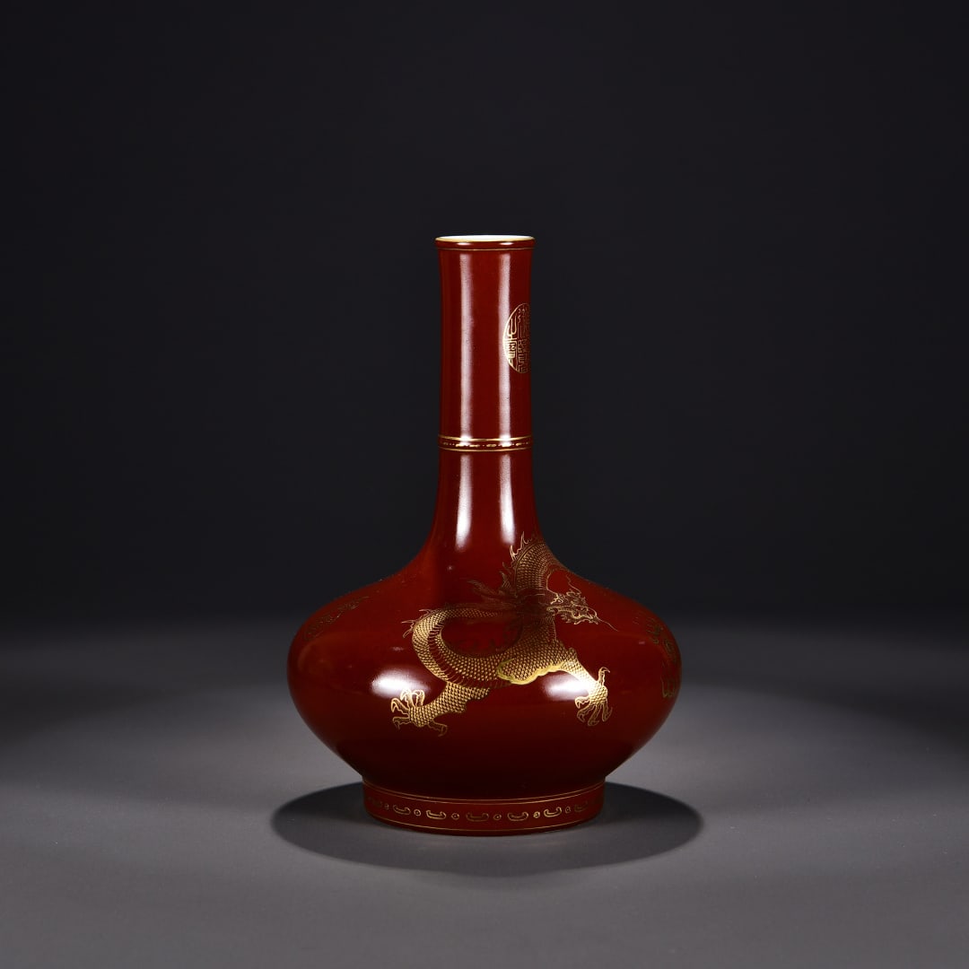 A red globe vase with gold dragon patterns made during the Qianlong period of the Qing Dynasty: A red globe vase with gold dragon patterns made during the Qianlong period of the Qing Dynasty Size: H: 27cmD:18cm (The Dimensions Of All Batches Are Manually Measured.If You Need More Detailed Inform