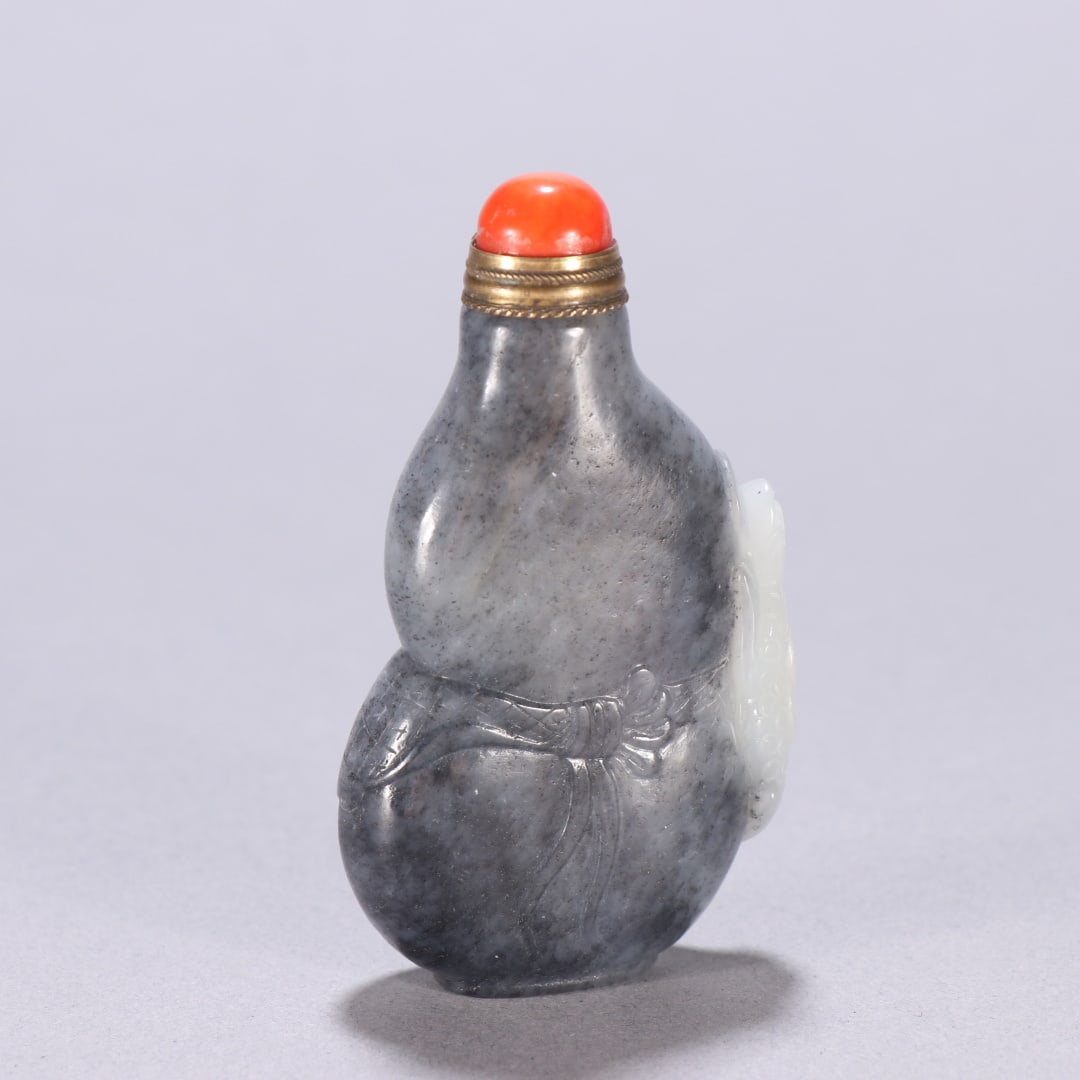 A Qing Dynasty blue-and-white seed material high-relief golden toad bundle gourd snuff bottle: Qing Dynasty blue-and-white seed material high-relief golden toad bundle gourd snuff bottle Size: H: 6.9cm W: 3.9cm W: 0.0553 kg (The Dimensions Of All Batches Are Manually Measured.If You Need More D