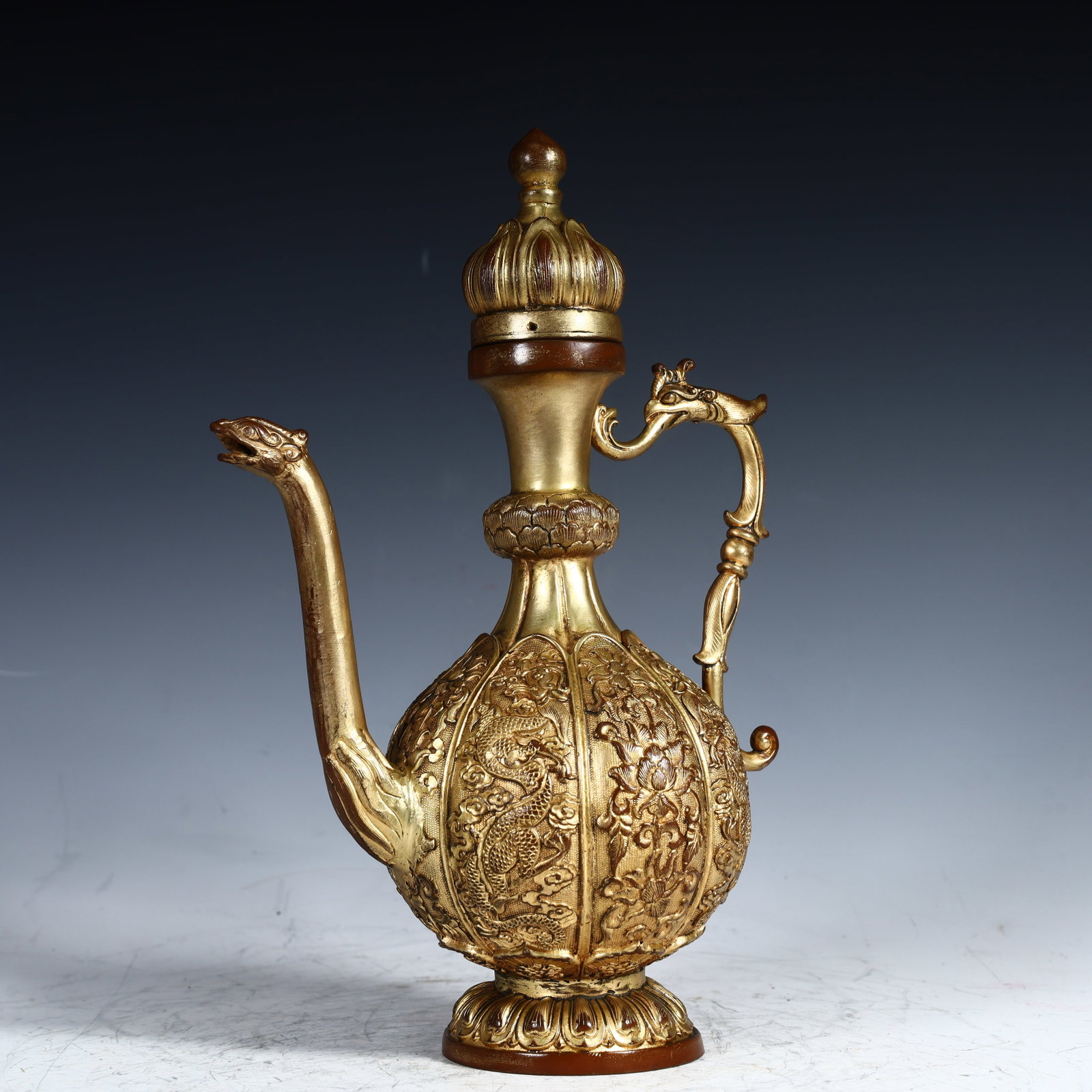 A Qing Dynasty gilt bronze phoenix peony wine pot: A bronze gilt phoenix peony wine pot from the Qing Dynasty Size:H:25cm L: 18cm W:10cm W:1.1kg (The Dimensions Of All Batches Are Manually Measured.If You Need More Detailed Information, Please Contact