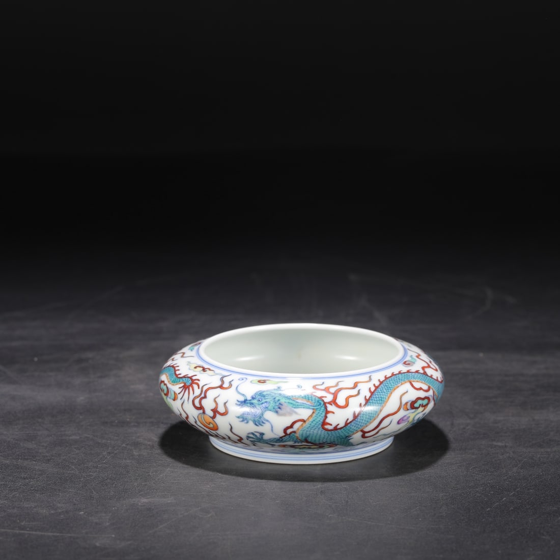 A large brush washer with cloud and dragon patterns made during the Yongzheng period of the Qing: A large brush washer with cloud and dragon patterns made during the Yongzheng period of the Qing Dynasty Size: H: 4.5 cm Calibre: 9 cm Belly diameter: 13.5 cm (The Dimensions Of All Batches Are Manual