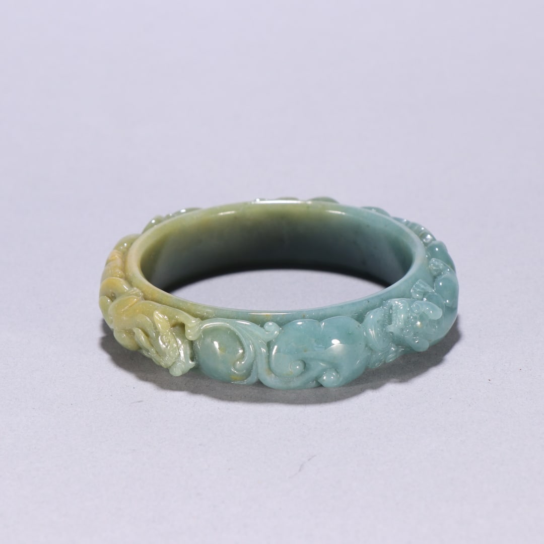 A beautiful jadeite cloud beast pattern bracelet: Exquisite jadeite cloud beast pattern bracelet Size: lnside diameter: 6.2cm W: 1.6cm W: 0.0964 kg (The Dimensions Of All Batches Are Manually Measured.If You Need More Detailed Information, Please Con
