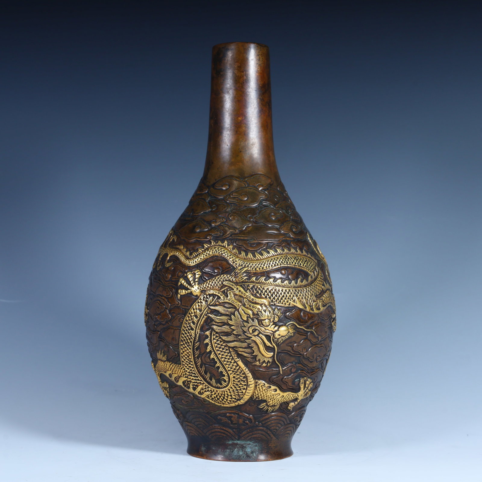 A bronze jar from the Qianlong period of the Qing Dynasty, decorated with gilt double dragons: A bronze jar with gilt double dragons playing with pearls and a partially gilded double dragon playing with a pearl from the Qianlong period of the Qing Dynasty Size:H:29cm L: 13cm W:13cm W:3.3kg (The