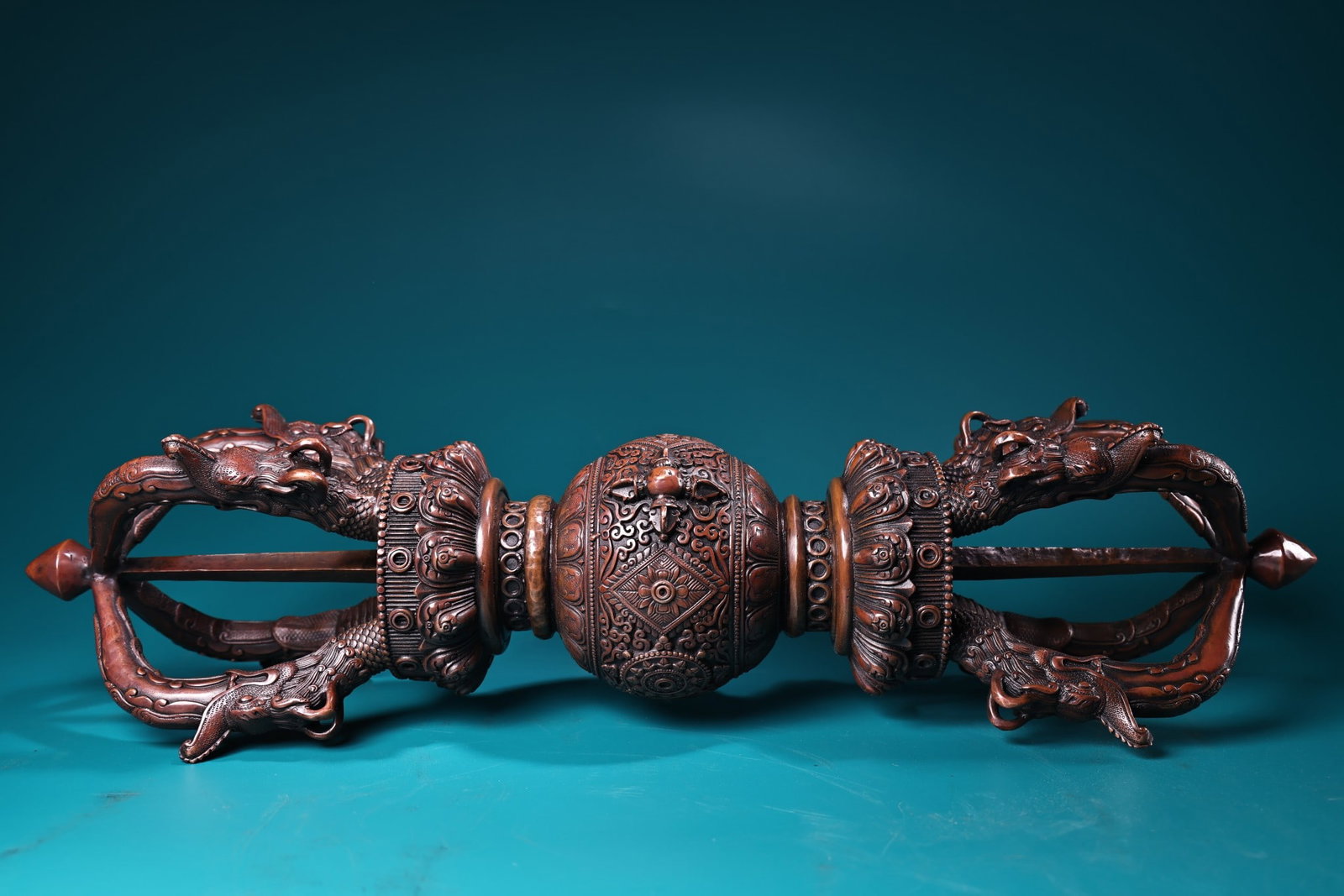A beautiful Tibetan rare pure copper high-relief high-relief engraved Five-Legged Vajra Dorje magic: Exquisite Tibetan rare pure copper pure handmade high-relief engraved five-legged Vajra Dorje magic subduing artifact Size: H: 13 cmL: 56 cm W: 4.7 kg (The Dimensions Of All Batches Are Manually Measu