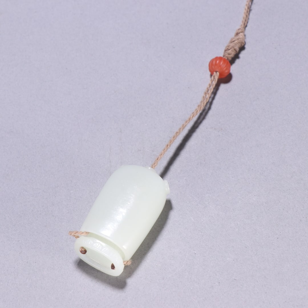 A Qing Dynasty Hetian jade with a Buddha pendant on the heart: A Hetian jade from the Qing Dynasty has a Buddha pendant on its heart Size: H: 4.3cm W: 2.5cm W: 0.0316 kg (The Dimensions Of All Batches Are Manually Measured.If You Need More Detailed Information, P