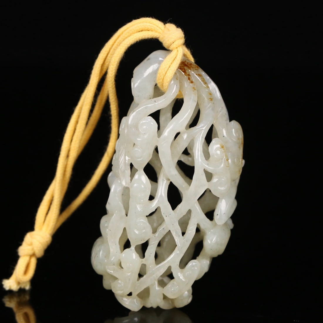 A Qing Dynasty Hetian jade hollow lingzhi bat pattern sacht: Qing Dynasty Hetian jade hollow lingzhi bat pattern sachet Size:8.2cm4cm2.4 cm W: 0.0495 kg (The Dimensions Of All Batches Are Manually Measured.If You Need More Detailed Information, Please Contact O
