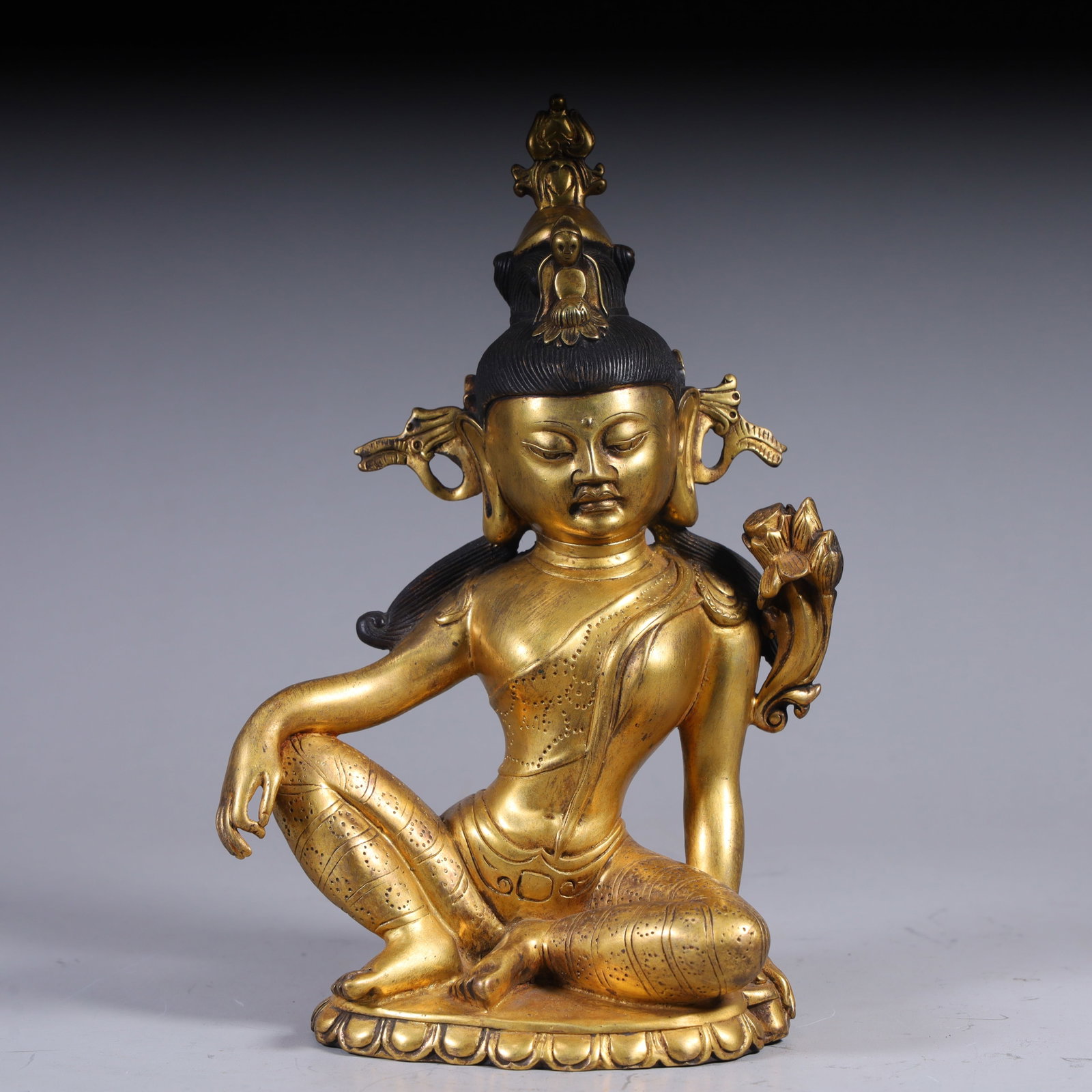 A Qing Dynasty gilded bronze statue of the Free Guanyin: A gilt bronze statue of the Free Guanyin from the Qing Dynasty Size:H:22cm L: 14cm W:6.5cm W:1.5kg (The Dimensions Of All Batches Are Manually Measured.If You Need More Detailed Information, Please Co