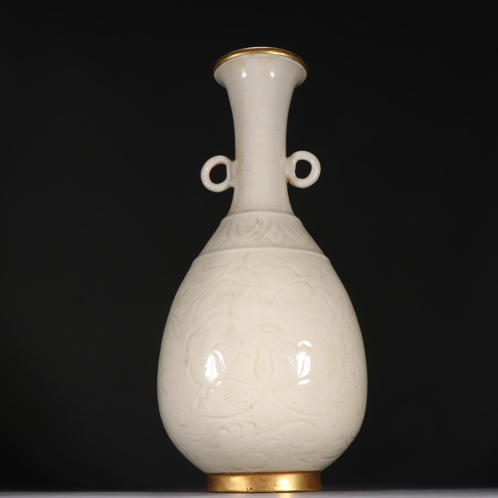 A Song Dynasty Ding kiln double-linked gallbladder vase with gilded carved patterns: A double-tie gallbladder bottle from the Song Dynasty Ding kiln Size: H: 29.5cm W: 14cm (The Dimensions Of All Batches Are Manually Measured.If You Need More Detailed Information, Please Contact Our C