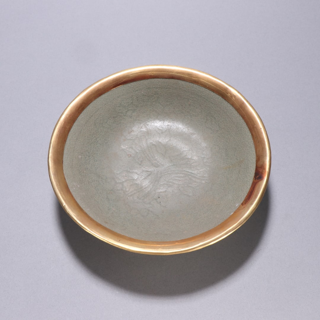 A Song Dynasty celadon plate with gold-plated and hidden patterns (1 of 9)