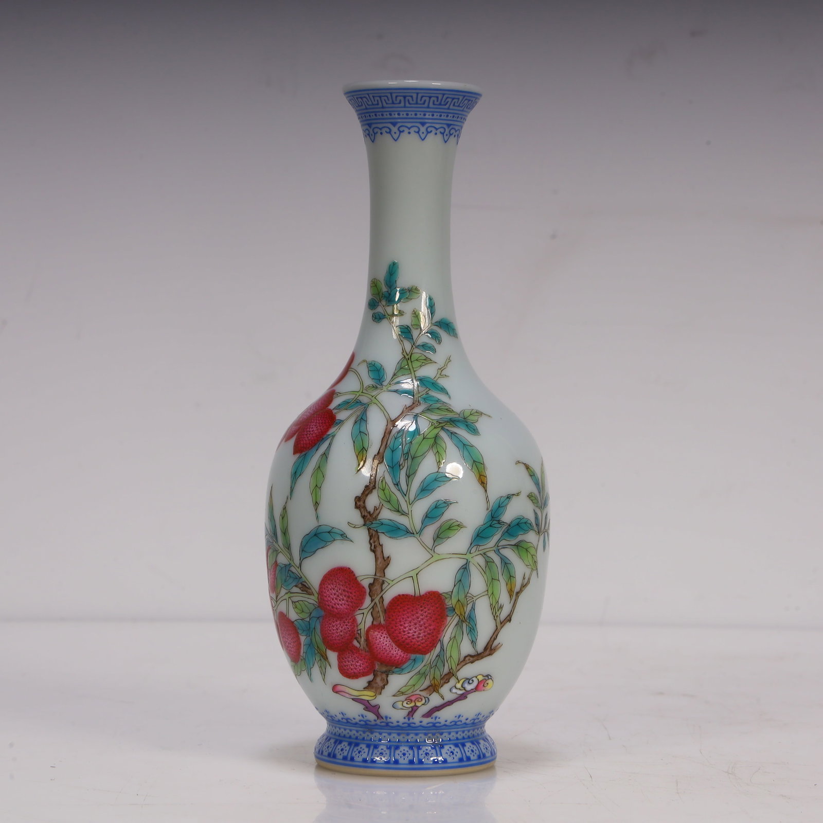 A blue lychee poetry vase from the Qing Dynasty: A blue lychee poetry vase from the Qing Dynasty Size:L:6cm W:6cm H:15cm W:139g (The Dimensions Of All Batches Are Manually Measured.If You Need More Detailed Information, Please Contact Our Customer S