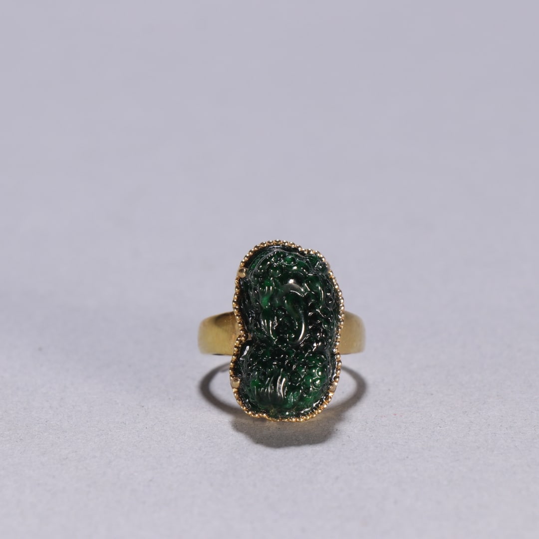A Qing Dynasty silver gilt inlaid jadeite Pixiu ring: A silver gilt inlaid jadeite Pixiu ring from the Qing Dynasty Size: lnside diameter: 1.9cm W: 0.01 kg (The Dimensions Of All Batches Are Manually Measured.If You Need More Detailed Information, Please