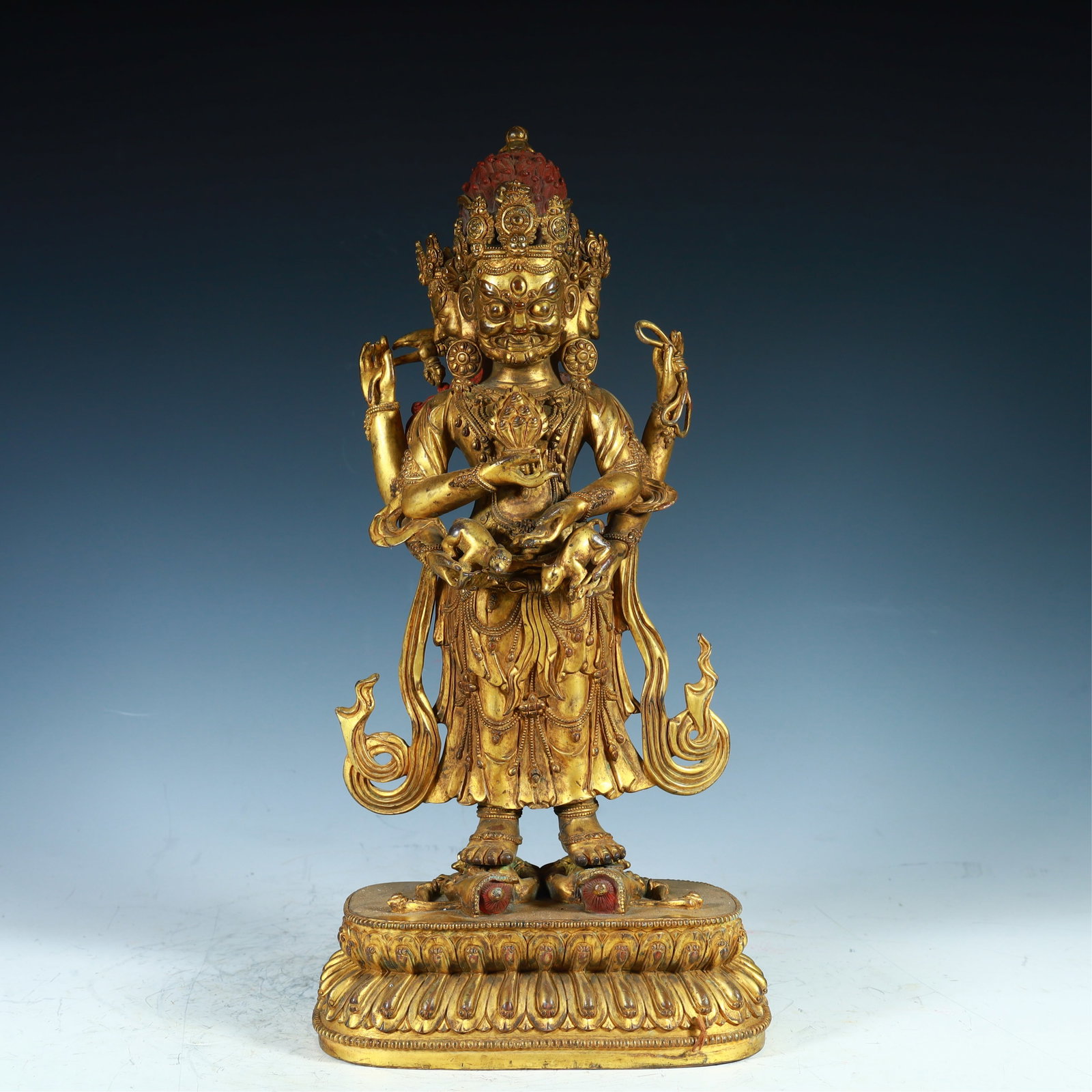 A Qing Dynasty bronze gilt treasure king: The Kings of Bronze Gilded Treasures from the Qing Dynasty Size:H:40cm L: 19cm W:11cm W:4.8kg (The Dimensions Of All Batches Are Manually Measured.If You Need More Detailed Information, Please Contact