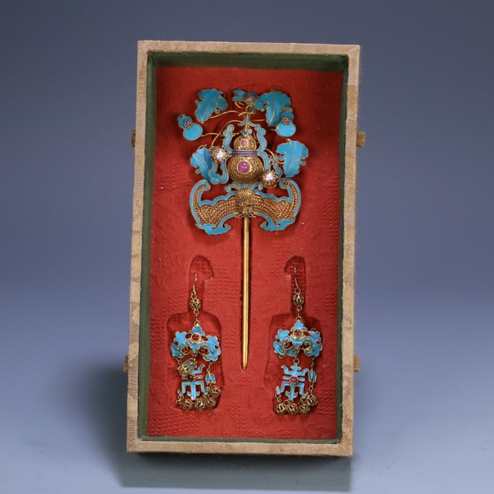 A set of Qing Dynasty silver gilt filigree floral dotted fortune and longevity hairpins and earrings: Qing Dynasty silver gilt floral filigree dotted fortune and longevity hairpin earrings Size: hairpin: 15.5cm7.3cm2.8 cmearrings: 8.6cm2.8cm0.6 cm W: 0.052 kg (The Dimensions Of All Batches Are Manuall
