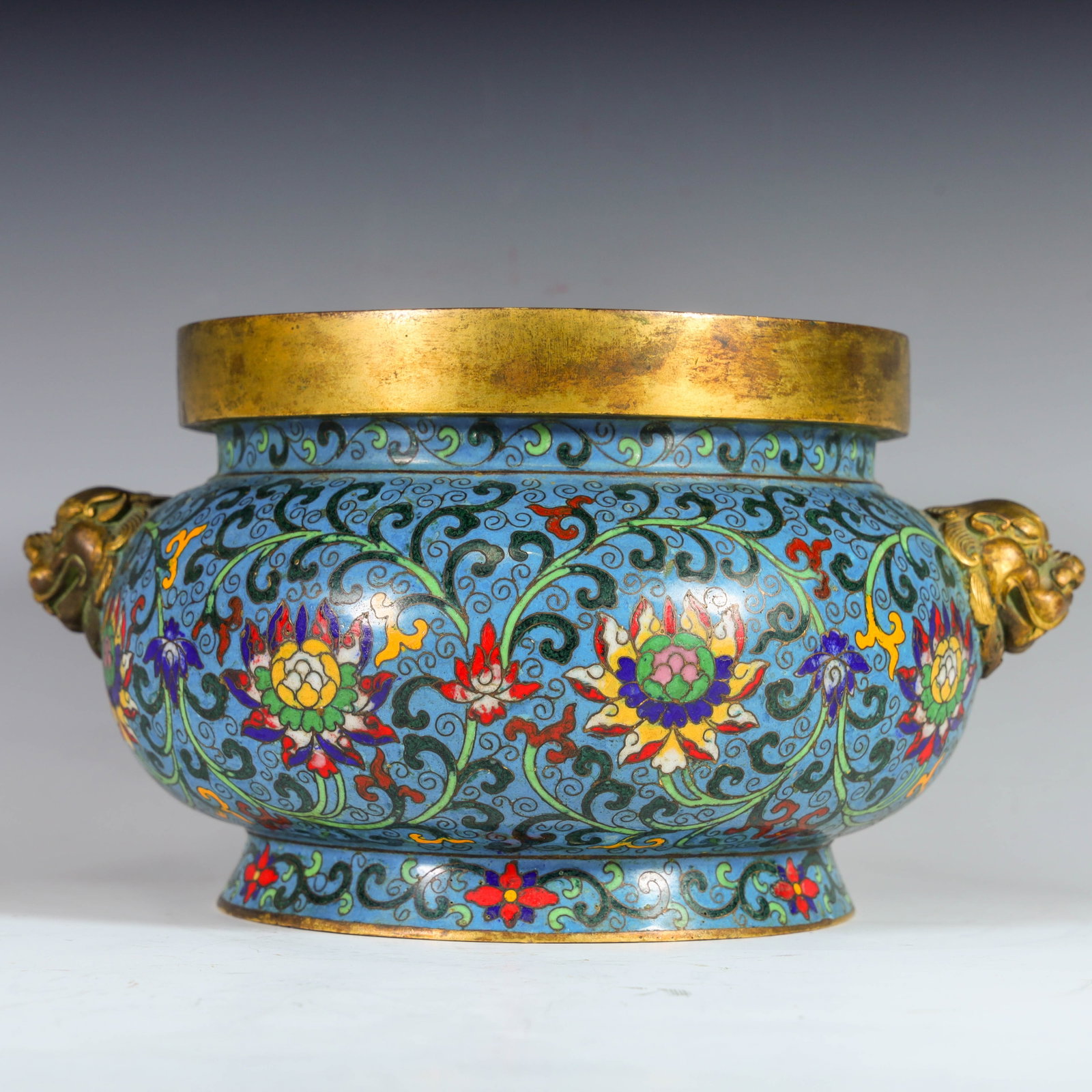 A small cloisonne enamel incense burner made during the Qianlong period of the Qing Dynasty: A small cloisonne enamel incense burner made during the Qianlong period of the Qing Dynasty Size:H:12cm L: 23cm W:20cm W:5.3kg (The Dimensions Of All Batches Are Manually Measured.If You Need More Det