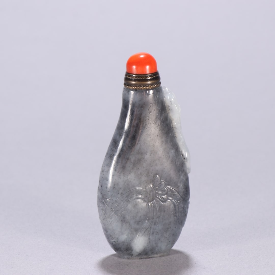 A Qing Dynasty blue-and-white seed snuff bottle with dragon and chi dragon pattern: Qing dynasty blue-and-white seed material chi dragon pattern wrapped snuff bottle Size: H: 7.7cm W: 3.5cm W: 0.0607 kg (The Dimensions Of All Batches Are Manually Measured.If You Need More Detailed In
