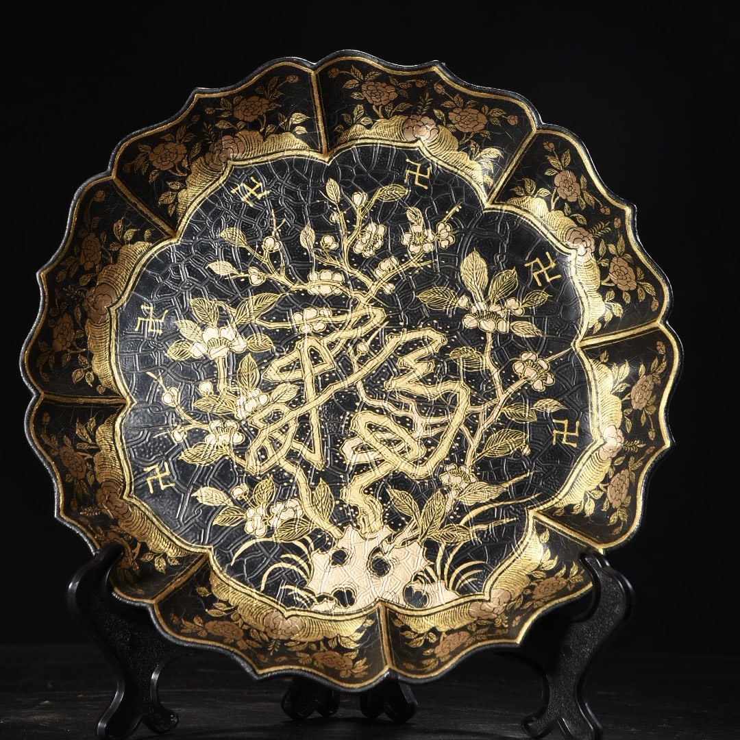 A fine wooden plate with orange peel pattern lacquerware painted with real gold floral patterns and: Exquisite wooden base with orange peel pattern lacquerware and real gold floral patterns for the 'Fu' character appreciation plate Size: D: 31cm T: 4cm W: 0.435 kg (The Dimensions Of All Batches Are M