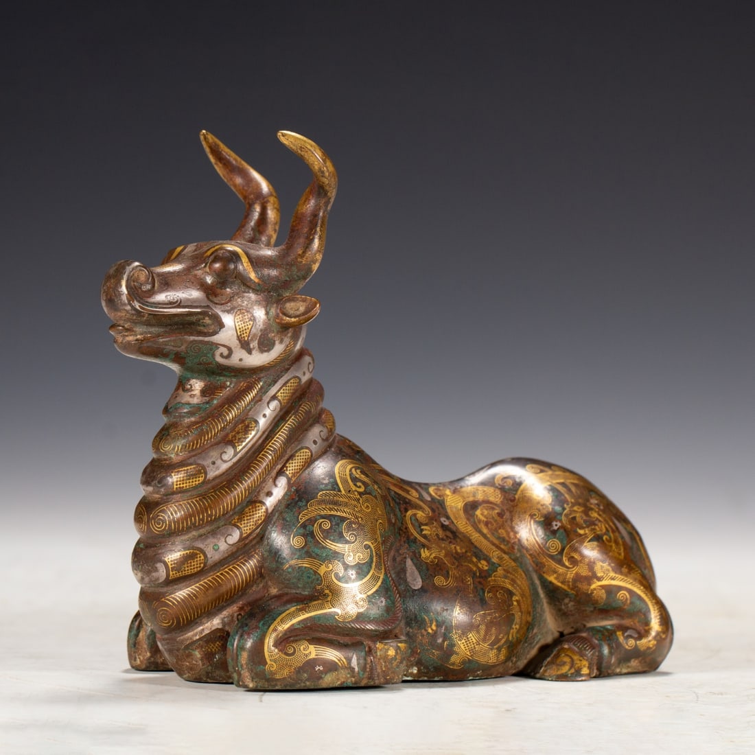 A beautifully inlaid gold and silver beast: Exquisite gold and silver inlaid beasts Size: L: 14 cmW: 6.5 cmH: 12 cm W: 0.7 kg (The Dimensions Of All Batches Are Manually Measured.If You Need More Detailed Information, Please Contact Our Custome