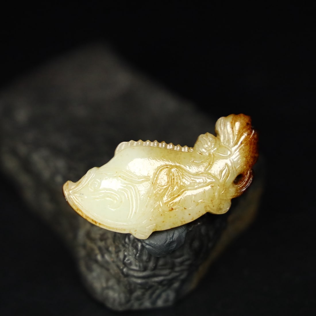 A beautiful Hetian jade fish: Exquisite Hetian jade fish Size: L: 6.3 cmW:3 cmT: 1.1 cm W: 0.0327 kg (The Dimensions Of All Batches Are Manually Measured.If You Need More Detailed Information, Please Contact Our Customer Service B