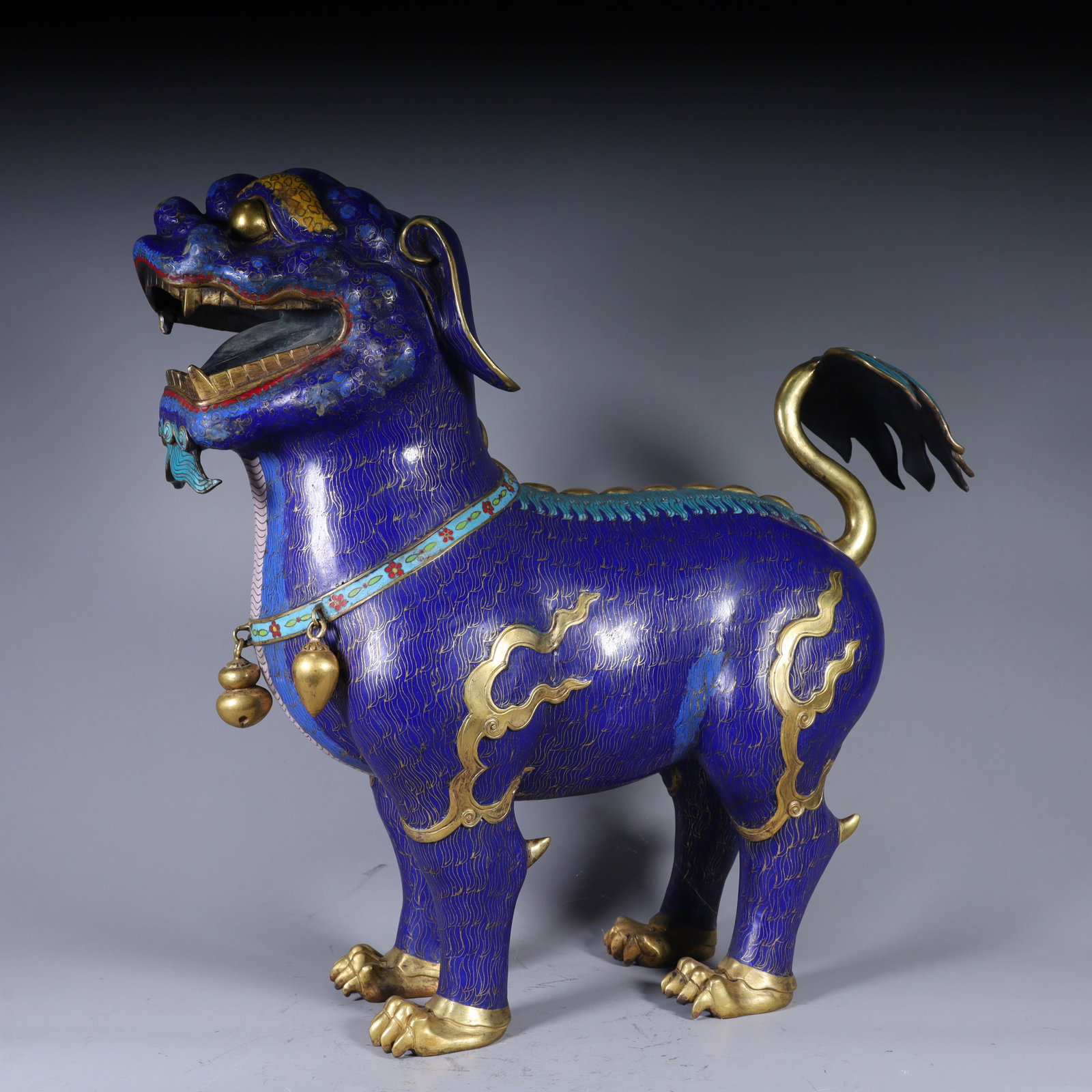A Qing Dynasty cloisonne snatched lion ornament from the sofa: In the Qing Dynasty, cloisonne snatched the sofa with lion ornaments Size:H:44cm L: 45.5cm W:15cm W:17.1kg (The Dimensions Of All Batches Are Manually Measured.If You Need More Detailed Information, P