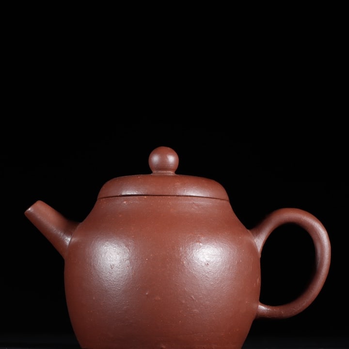 A Qing Dynasty Zhu Yuanxi Round Handle Teapot with Yixing Clay (1 of 9)