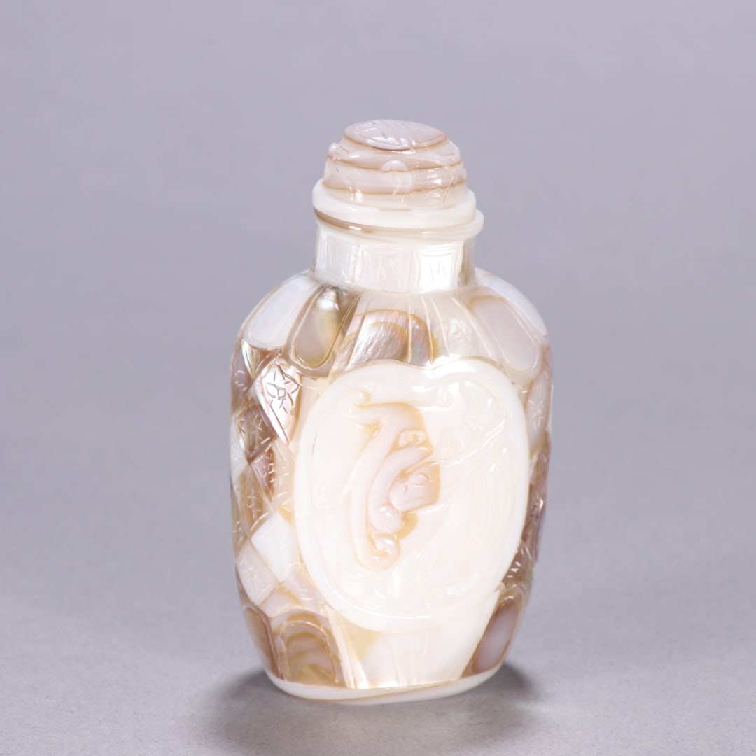 A beautiful mother-of-pearl snuff bottle: Exquisite mother-of-pearl snuff bottles Size: H: 7.6cm W: 3.2cm W: 0.077 kg (The Dimensions Of All Batches Are Manually Measured.If You Need More Detailed Information, Please Contact Our Customer Serv