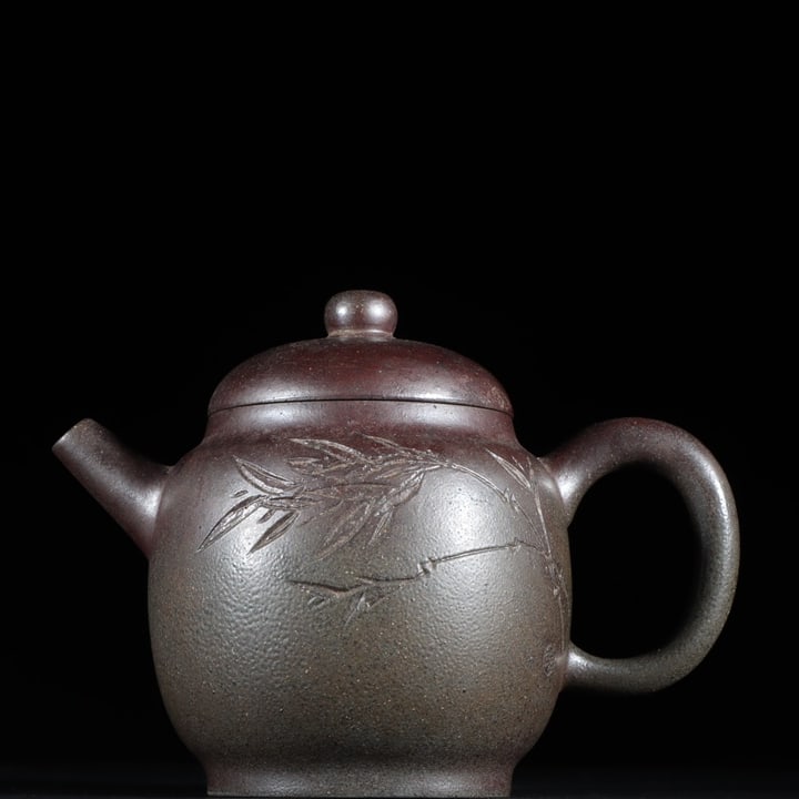 A Qing Dynasty wood-fired kiln transformation poem carved with a giant wheel Yixing teapot featuring: Chen Mansheng's wood-fired kiln transformation poem and prose carved with eighteen forms of the giant wheel Yixing clay pot Mansheng from the Qing dynasty Size: H: 11cmD: 14.5cm (The Dimensions Of All