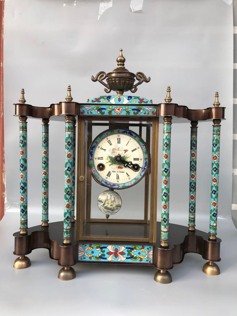 A beautifully crafted enamel mechanical ancient clock (1 of 9)